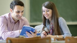 Studenten im Gespräch im Vorlesugnsraum, Tafel groß im Hintergrund (Bild: Thilo Schülgen / FH Köln)