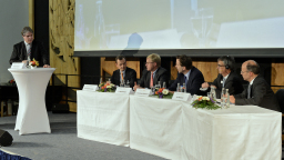 Das 5-köpfige Panel diskutiert mit dem Moderator die Situation und Zukunft der Rückversicherung (Bild: IVW / FH Köln (Gerhard Richter))
