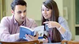 Eine Studentin und ein Student im Seminarraum (Image: Thilo Schmülgen/FH Köln)