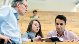 Hörsaal mit Professor und Studierenden (Bild: Thilo Schülgen / FH Köln)