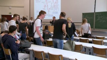 Eine Vorlesung beginnt. Studierende kommen in den Seminarraum und suchen sich ihren Platz. (Bild: ivwKöln/ TH Köln)