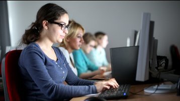 Studierende bei der Arbeit im Computerraum (Bild: Thilo Schmülgen/TH Köln)