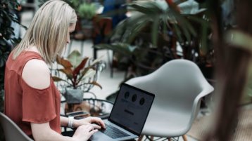 Frau mit Notebook (Image: Photo by Preston Goff on Unsplash)