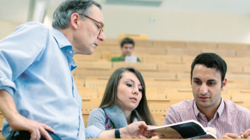 Hörsaal mit Professor und Studierenden (Bild: Thilo Schmülgen/TH Köln)