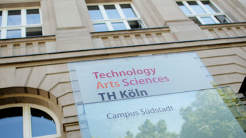 Bild des Logos der TH Köln vor dem Gebäude der Claudiusstraße 1 (Bild: TH Köln/Thilo Schmülgen)