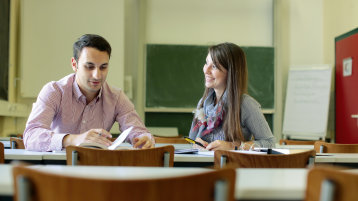 Studenten im Gespräch im Vorlesugnsraum (Bild: Thilo Schülgen / FH Köln)