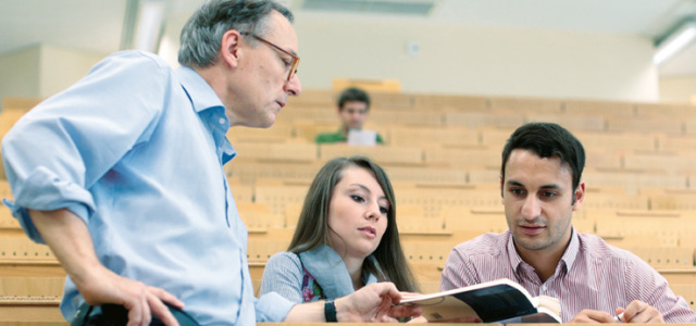 Hörsaal mit Professor und Studierenden (Bild: Thilo Schmülgen/TH Köln)