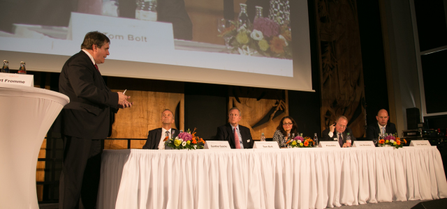 Der Moderator Fromme diskutiert mit den Panelisten Saacke, Bolt, Albo, Brandon und Spenner (Bild: IVW / FH Köln (Katrin Lübeck))