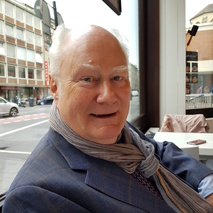 Prof. Dr. Horst Grundhöfer lächelnd in einem Cafe sitzend Prof. Dr. Horst Grundhöfer lächelnd in einem Cafe sitzend