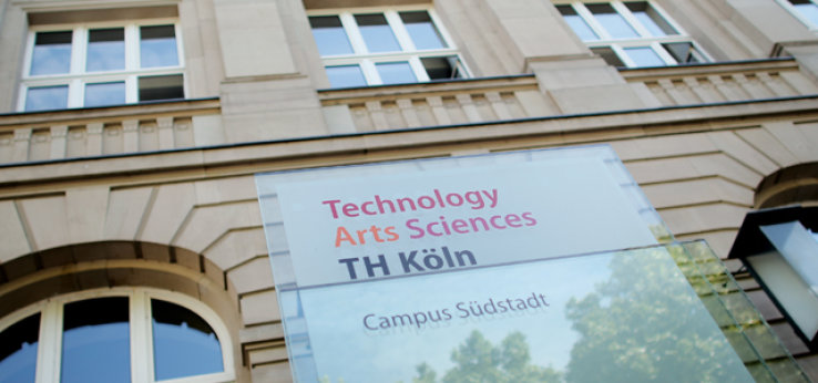 Bild des Logos der TH Köln vor dem Gebäude der Claudiusstraße 1 (Bild: TH Köln/Thilo Schmülgen)