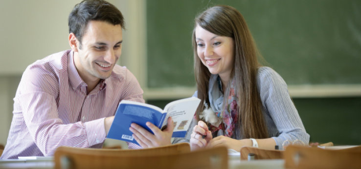 Studenten im Gespräch im Vorlesugnsraum, Tafel groß im Hintergrund (Bild: Thilo Schülgen / FH Köln)