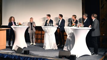 Podiumsdiskussion: Prof. Dr. Christine Arentz, Juliane Ressel, Jan Eric Lindner, Dennis Wrana, Prof. Dr. Sylvia Heuchemer, Uwe Schöpe, Prof. Dr. Rolf Arnold (Bild: ivwKöln / TH Köln / Gerhard Richter)