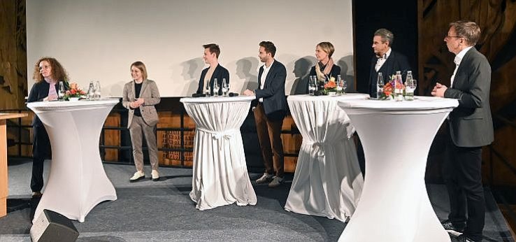 Podiumsdiskussion v.l.n.r: Arentz, Ressel, Lindner, Wrana, Heuchemer, Schoepe, Arnold (Bild: ivwKöln / TH Köln / Gerhard Richter)