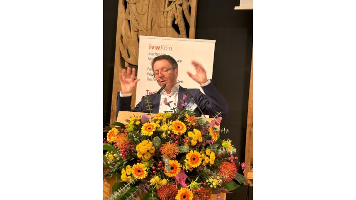 Begrüßung durch Prof. Dr. Rolf Arnold