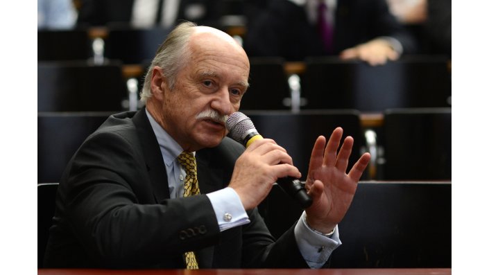 Ein Teilnehmer aus dem Auditorium stellt eine Frage an das Podium