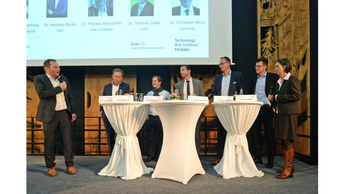 Podiumsdiskussion (v.l.n.r.: Müller-Peters, Bloching, Kling, Körzdörfer, Becks, Zabel, Völler)