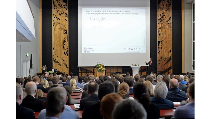 Blick über das Auditorium auf die Beamerprojektion