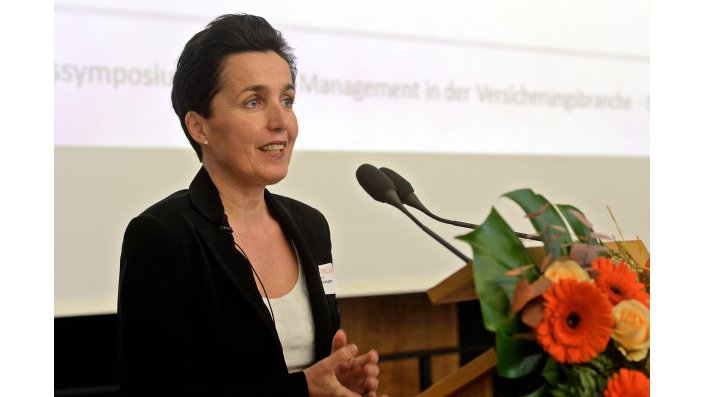 Frau Professorin Dr. Gabriele Zimmermann hält den Einführungsvortrag