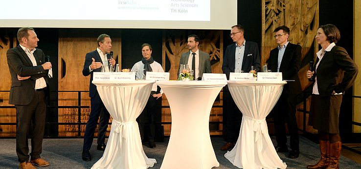 Podiumsdiskussion v.l.n.r: Müller-Peters, Bloching, Kling, Körzdörfer, Becks, Zabel, Völler (Bild: ivwKöln / TH Köln / Gerhard Richter)