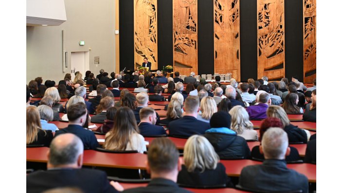 Auditorium mit Prof. Dr. Rolf Arnold