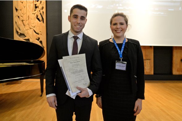 Torben Geppert, bester Absolvent des Jahres 2016, mit Michaela Weber (VVB)