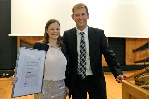 Alina Trierscheid, beste Bachelorthesis des Jahres 2016, mit Alexander Libor (Vorstand Zurich Gruppe Deutschland)