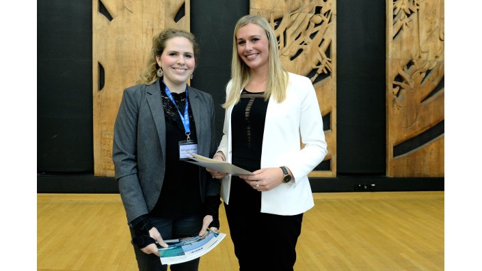 Maurin Kröger, beste Absolventin des Jahres 2017, mit Michaela Weber (VVB)