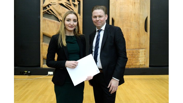 Caterina Lerose, beste Bachelorthesis des Jahres 2019, mit Dr. Torsten Utecht (Mitglied des Vorstands der Zurich Gruppe Deutschland)