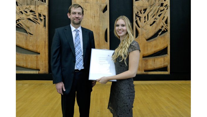 Isabelle Steinmann, beste Bachelorthesis des Jahres 2017, mit Alexander Libor (Vorstand Zurich Gruppe Deutschland)