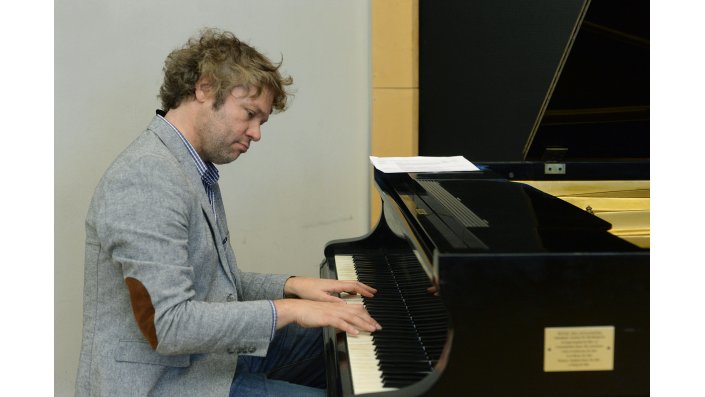 Clemens Orth, Jazzpianist, untermalt die Feier am Flügel