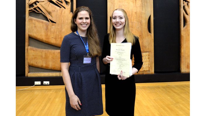 Laura Niedecker, beste Absolventin des Jahres 2018, mit Michaela Weber (VVB)