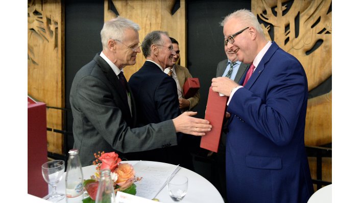 Prof. Dr. Goecke bedankt sich bei Dr. Schäfer für die Teilnahme am 22. Kölner Versicherungssysmposium