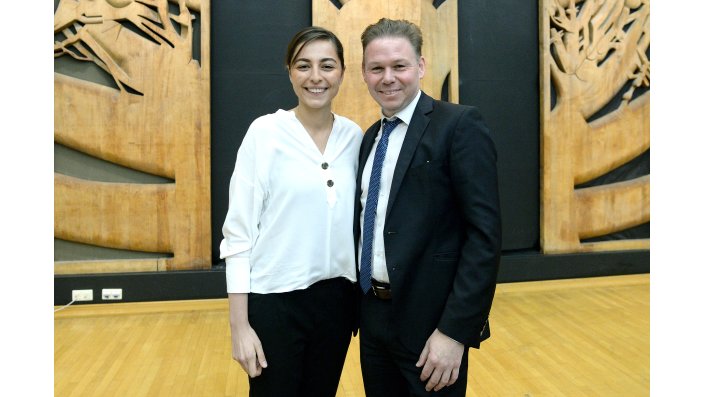 Dila Yorulmaz, beste Bachelorthesis des Jahres 2018, mit Dr. Torsten Utecht (Mitglied des Vorstands der Zurich Gruppe Deutschland)