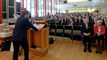 Blick in das Auditorium bei der Bachelor-Abschlussfeier 2016 am ivwKöln (Bild: ivwKöln / TH Köln / Gerhard Richter) Blick in das Auditorium bei der Bachelor-Abschlussfeier 2016 am ivwKöln (Bild: ivwKöln / TH Köln / Gerhard Richter)