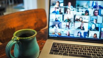 Auf einem Notebook sind Teilnehmer eines Video-Meetings zu sehen (Bild: Chris Montgomery on unsplash) Auf einem Notebook sind Teilnehmer eines Video-Meetings zu sehen (Bild: Chris Montgomery on unsplash)