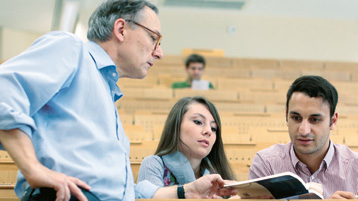 Hörsaal mit Professor und Studierenden (Image: Thilo Schmülgen/TH Köln)