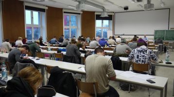 Blick von hinten auf Studierende während einer Klausur (Bild: ivwKöln / TH Köln / Heuwold)