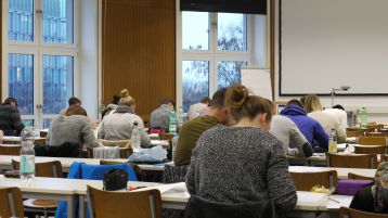 Blick von hinten auf Studierende während einer Klausur (Bild: ivwKöln / TH Köln / Heuwold)