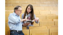 Dozent und Studierende im Schmalenbachsaal; weit (Bild: Thilo Schülgen / FH Köln)