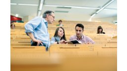 Dozent und Studierende im Schmalenbachsaal; weit (Bild: Thilo Schülgen / FH Köln)