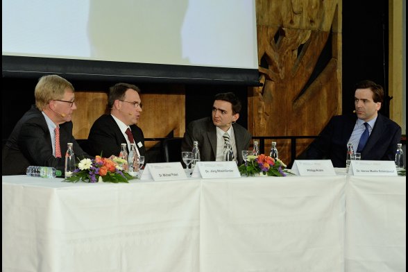 Panel-Diskussion zu der aktuellen Situation des Kraftfahrt-Versicherungsmarktes