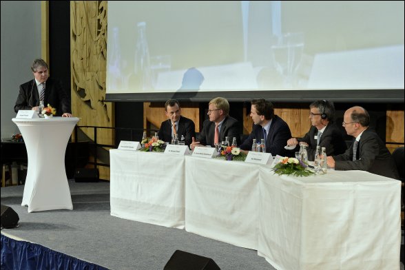 Das 5-köpfige Panel diskutiert mit dem Moderator die Situation und Zukunft der Rückversicherung