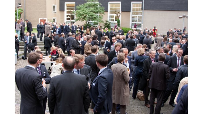 Rege Gespräche der zahlreichen Teilnehmer beim Get-together