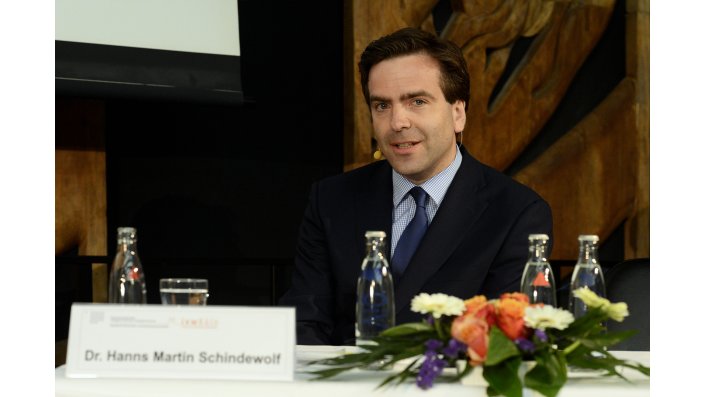 Dr. Hanns Martin Schindewolf (Daimler Insurance Services, CEO & Chairman)