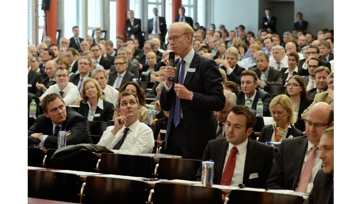 Ein Teilnehmer aus dem Auditorium diskutiert mit dem Panel