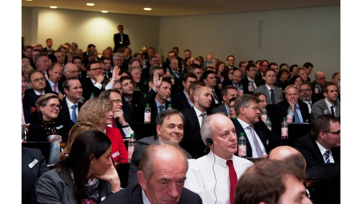 Blick ins das Auditorium, aus dem sich Teilnehmer zu Wort melden