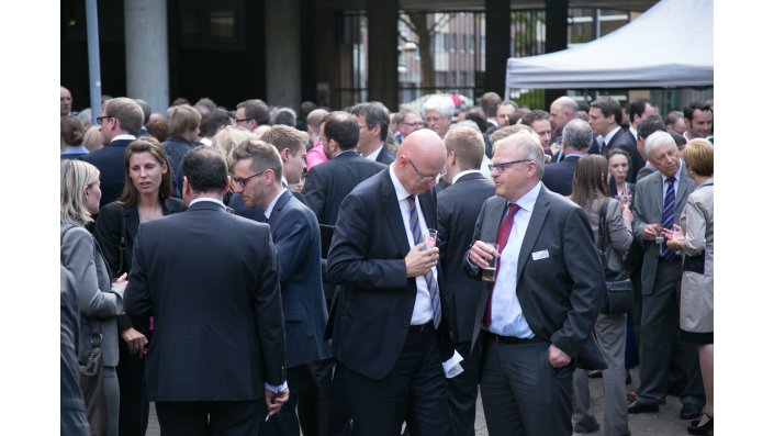 Intensive Gespräche beim Get-Together vor der Aula