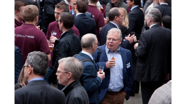 Get-together, Teilnehmer mit Kölsch beim Gespräch