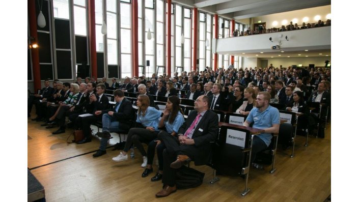 Auditorium, erste Reihe rechts: Prof. Dr. Stefan Herzig, Präsident der TH Köln