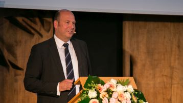 Prof. Stefan begrüßt die Teilnehmer beim 15. Kölner Rückversicherungs-Symposium (Bild: ivwKöln / TH Köln) Prof. Stefan begrüßt die Teilnehmer beim 15. Kölner Rückversicherungs-Symposium (Bild: ivwKöln / TH Köln)